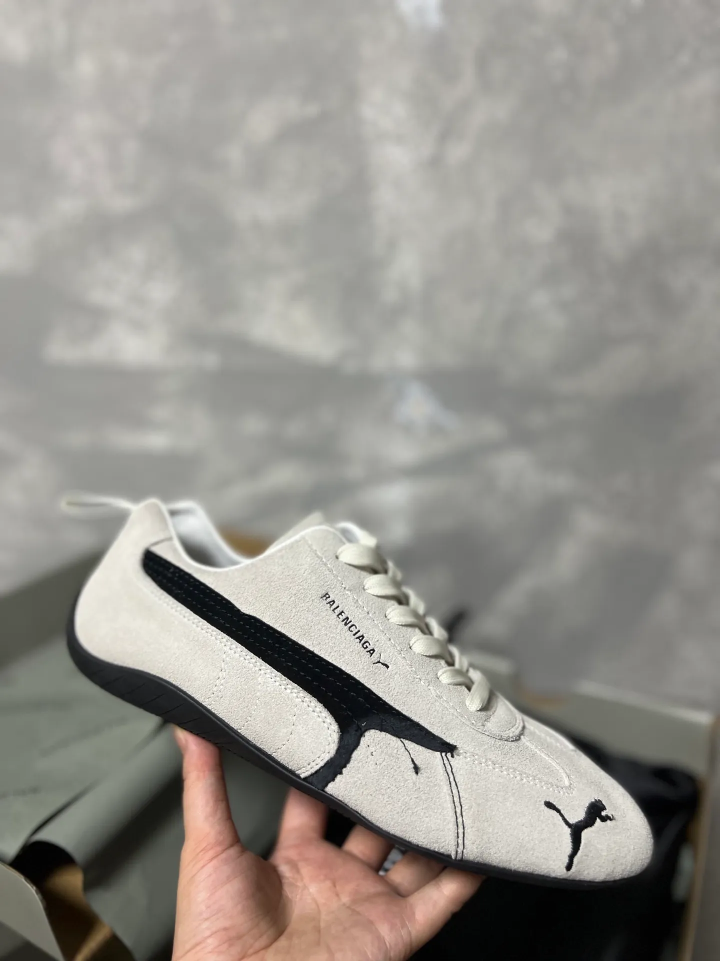 👟👟Ex-factory price 480👟👟 PUMA co-branded Balenciaga: Who knows! This pair of distressed and war-damaged Speedcats are so good-looking. The thin-soled sneakers have been upgraded to 2.0, which destroys the aesthetics of the street. More than half of the classic PUMA stripes on the side of the shoes have been "violently torn". The distressed treatment has a sense of ruined art, and it becomes the focus of the street in seconds! Hot stamping double logo + gold foil size mark on the heel, the details give a high-end feel Code number: 35-44 (45 customized)